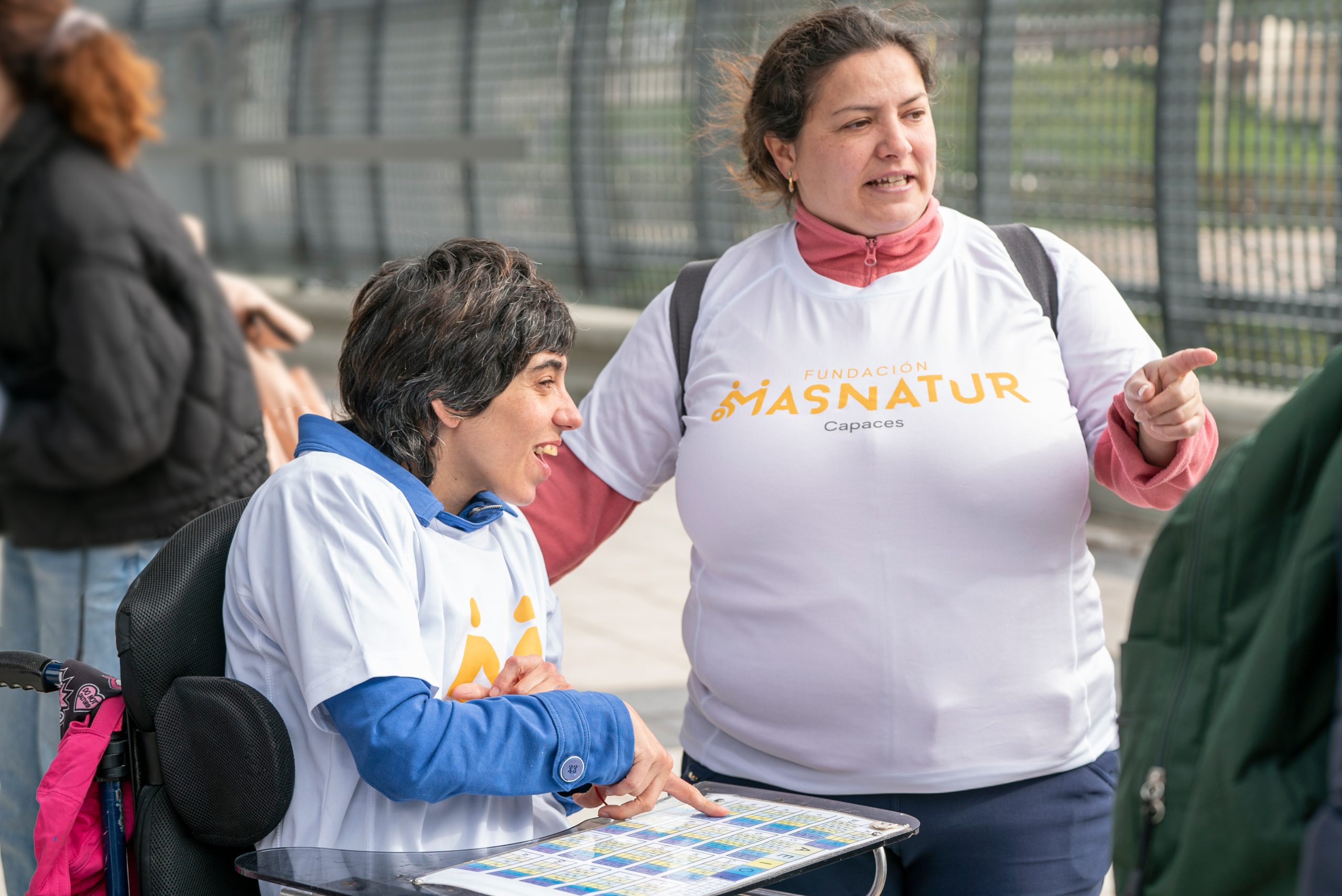 Voluntaria y participante de Masnatur durante el transcurso de una actividad