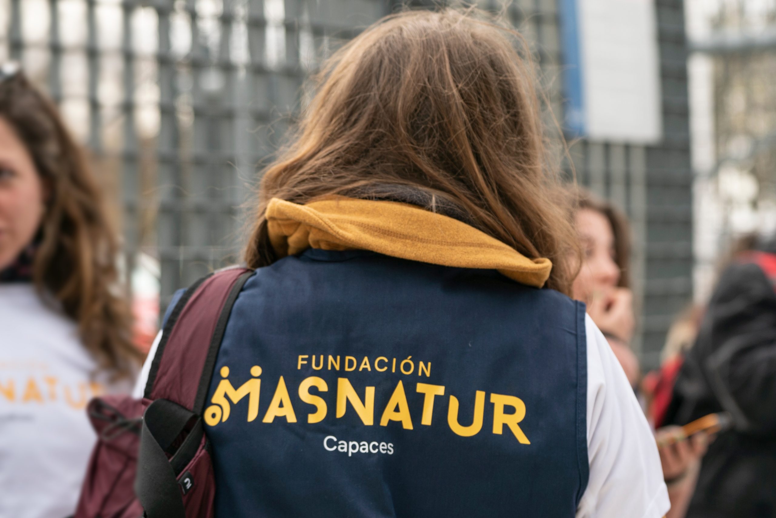 Voluntaria con el logo de Masnatur en el chaleco